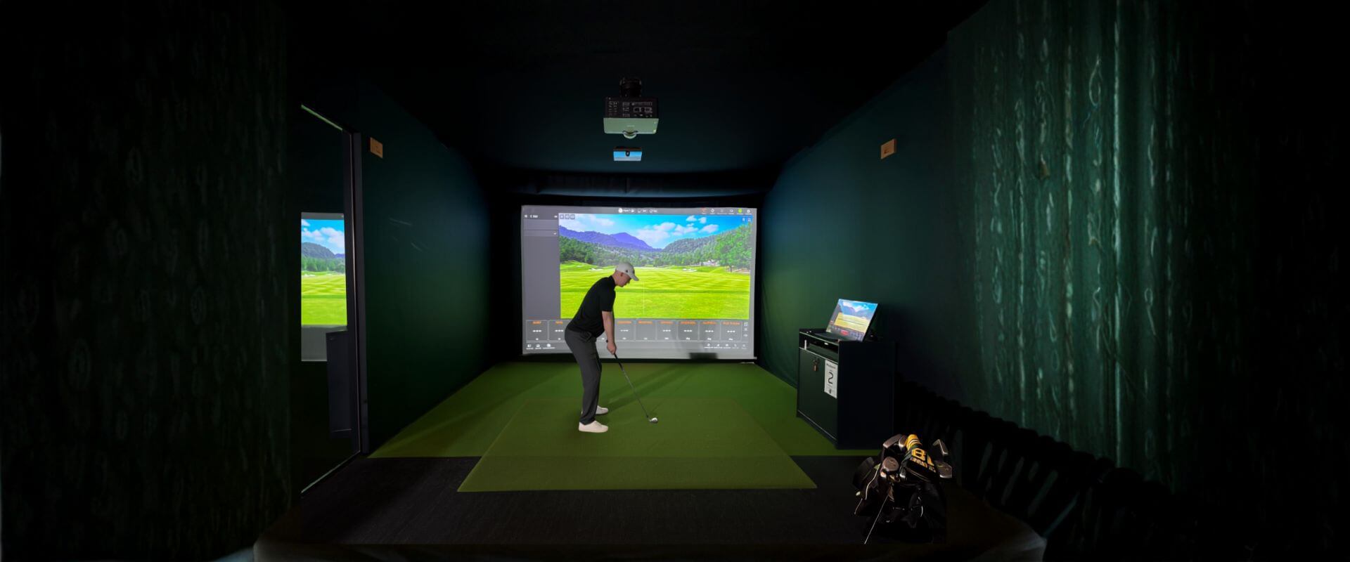 Spiller i TrackMan iO golfsimulator hos InterGolf Letohallen