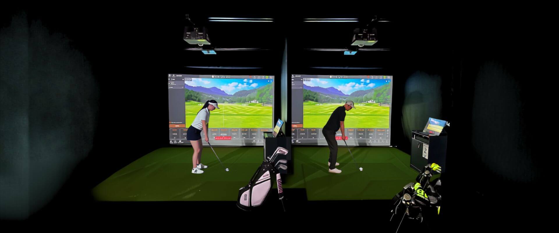 Spillere i TrackMan iO golfsimulatorene hos InterGolf Forus